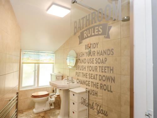 ein Badezimmer mit Toilette und Waschbecken in der Unterkunft Anchor Cottage in Salcombe