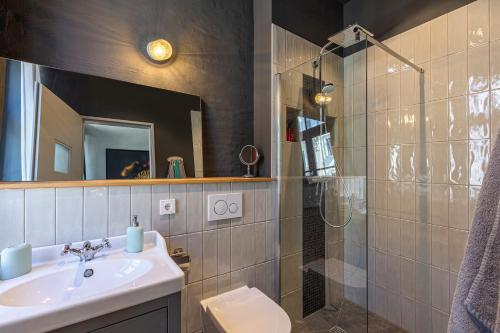 ein Badezimmer mit Waschbecken und Dusche in der Unterkunft Loft Apartments Leipzig Loft Verde in Leipzig