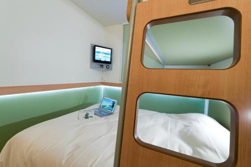 
A bed or beds in a room at ibis budget Toulouse Aeroport
