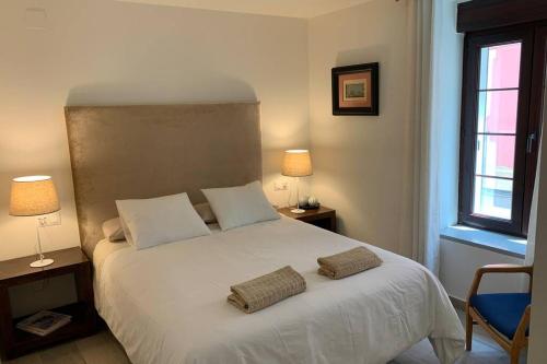 a bedroom with a white bed with two pillows on it at céntrico apartamento La Llum 1A in Alicante