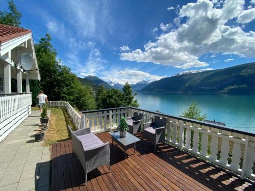 d'une terrasse avec des chaises et une vue sur le lac. dans l'établissement Faleide Panorama by Homes & Villas, à Stryn