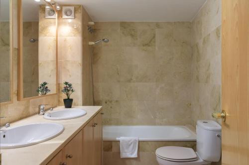 A bathroom at Flateli Sant Fèlix