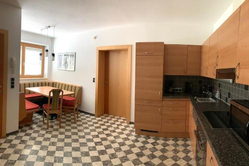 kuchnia ze stołem i jadalnią w obiekcie Appartements Samerhof - TOP 1 w mieście Kaltenbach