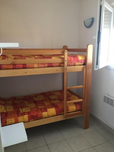 quelques lits superposés dans une chambre dans l'établissement Les Balcons de la Mer, à Valras-Plage
