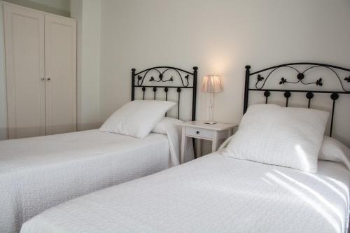 two beds sitting next to each other in a bedroom at Posada de Suesa in Suesa