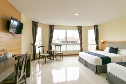 Habitación de hotel con cama y escritorio en Golden Beach Boutique Resort, en Prachuap Khiri Khan