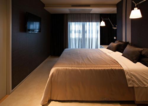 a bedroom with a large bed and a window at Serviced Apartments Boavista Palace in Porto