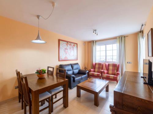 een woonkamer met een tafel en een eetkamer bij Apartment Monaco 01-1 by Interhome in Roquetas de Mar