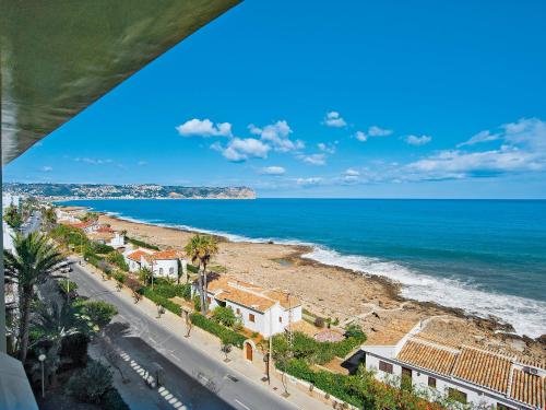 Balcon del MarにあるApartment Golden Life-1 by Interhomeの建物から海岸の景色を望めます。