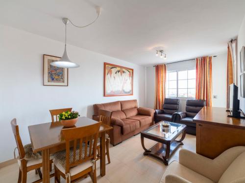 sala de estar con sofá y mesa en Apartment Monaco 01-2 by Interhome en Roquetas de Mar