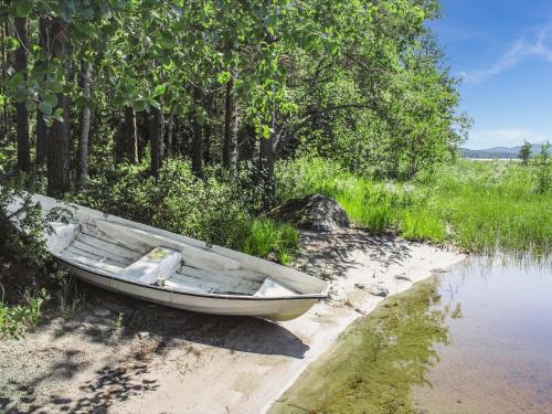 un barco sentado a un lado de un cuerpo de agua en Holiday Home Sammonranta by Interhome, en Kolinkylä