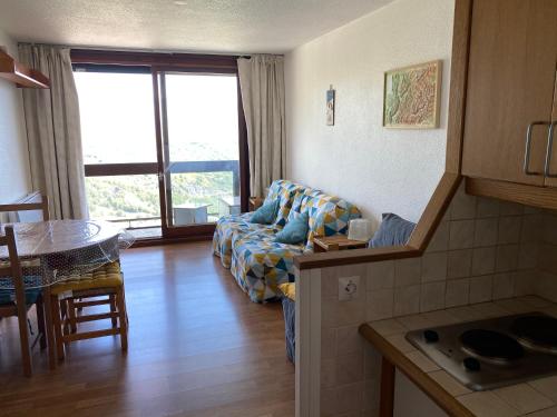 un salon avec un canapé et une table dans l'établissement Studio 22m² balcon Pégase Phenix Le Corbier, au Corbier