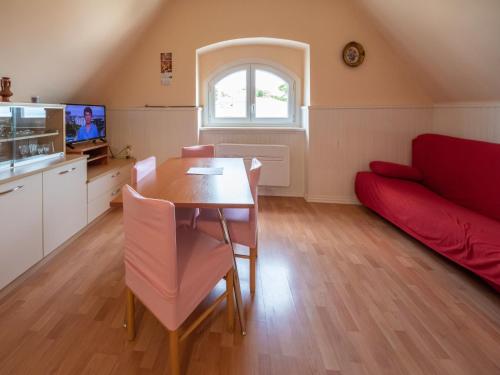 - un salon avec une table et un canapé rouge dans l'établissement Apartment Najade-2 by Interhome, à Lovran