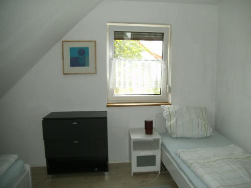niewielka sypialnia z łóżkiem i oknem w obiekcie Ferienhaus Kettler I w mieście Muhr amSee