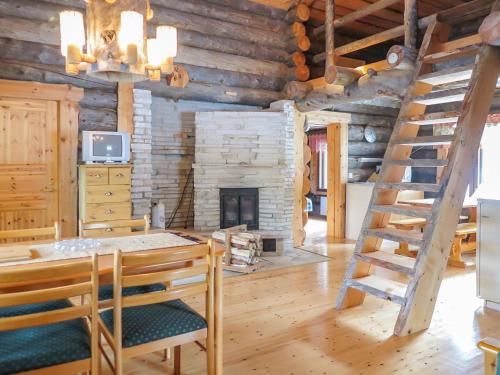 comedor con chimenea en una cabaña de madera en Holiday Home Kulpakko 2 by Interhome, en Tiainen