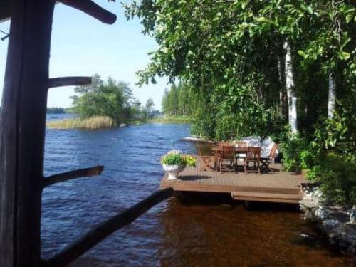 レッパヴィルタにあるHoliday Home Elsanranta by Interhomeの水上のドック(テーブル、椅子付)