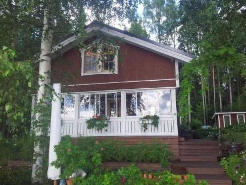 レッパヴィルタにあるHoliday Home Elsanranta by Interhomeの小さな赤白の家