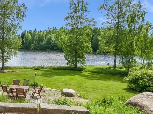 SipsiöにあるHoliday Home Mäntyhovi by Interhomeの湖畔の庭
