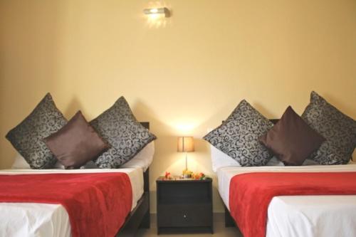 מיטה או מיטות בחדר ב-WaveCrest Luxury Boutique Apartments