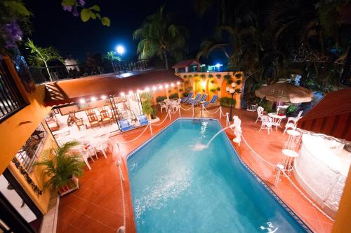 an overhead view of a swimming pool at night at Ideal Villa Hotel in Port-au-Prince