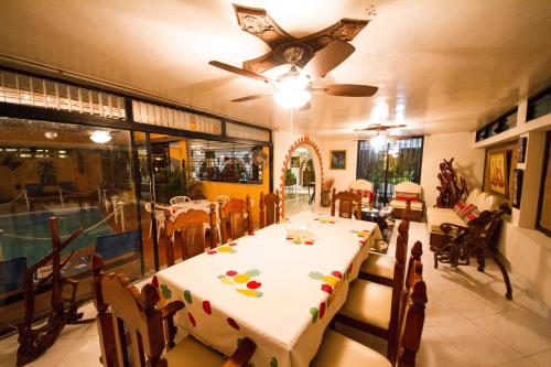 a dining room with a white table and chairs at Ideal Villa Hotel in Port-au-Prince
