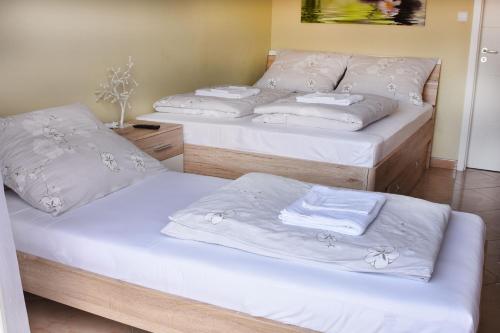 Llit o llits en una habitació de Molnár Vendégház