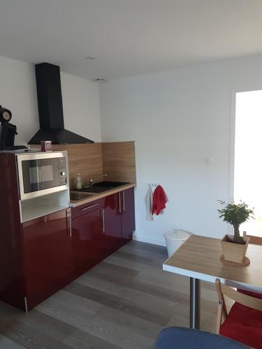 y cocina con microondas y mesa. en STUDIO NEUF CENTRE VILLE, en Bourges