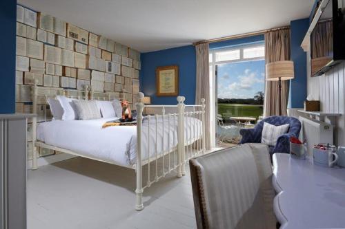 sypialnia z białym łóżkiem i niebieskimi ścianami w obiekcie The Boathouse w mieście Bath