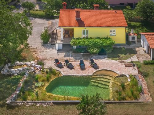 uma vista aérea de uma casa com piscina em Holiday Home Angelina - LBN428 by Interhome em Labin