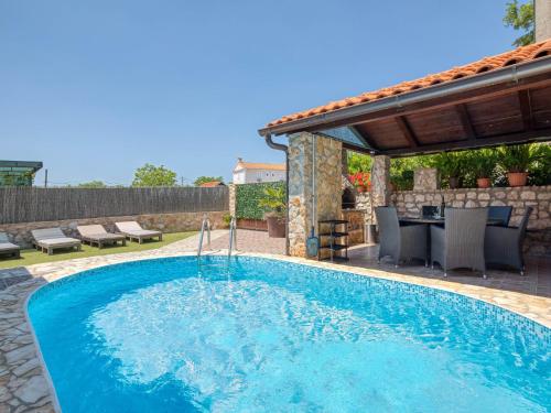 Bazén v ubytování Holiday Home Ana by Interhome nebo v jeho okolí