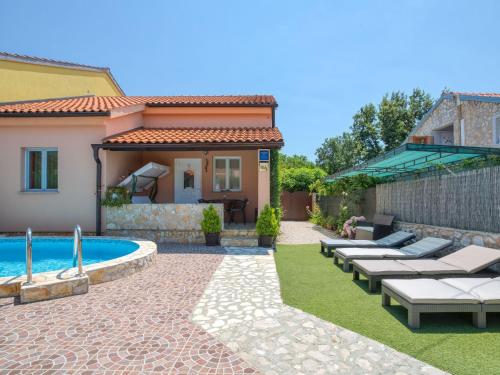 a backyard with a pool and a house at Holiday Home Ana by Interhome in Šilo