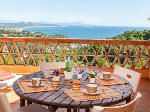 ベグールにあるHoliday Home Xarmada Guillermo by Interhomeの海の景色を望むバルコニー(テーブル付)