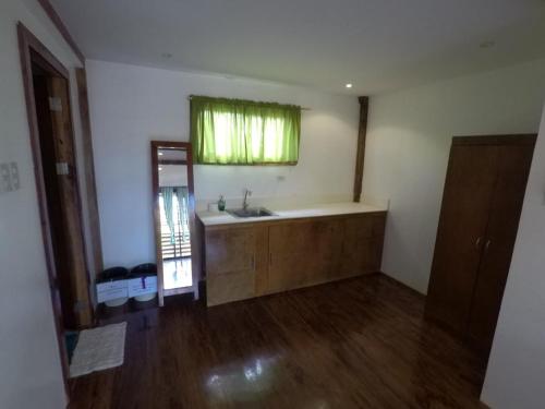 ein Bad mit einer Badewanne und einem Waschbecken in einem Zimmer in der Unterkunft Descanso En Paraiso Resort in Siquijor