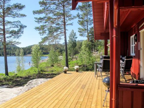 een houten terras aan de zijkant van een huis bij Chalet Risdalbu - SOO021 by Interhome in Mjåvatn