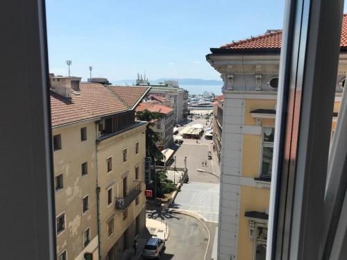 una ventana con vistas a una calle de la ciudad en STUDIO APARTMANI PAOLA en Rijeka