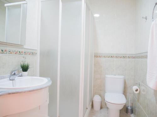 Ένα μπάνιο στο Apartamentos Canaret Punta Canaret Marineu Playa Romana