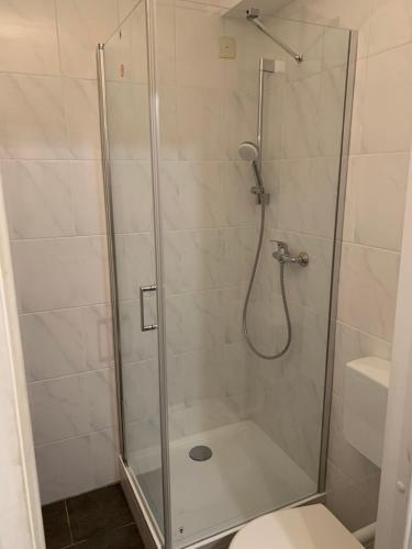 bagno con doccia e servizi igienici di Renoviert, modern und ruhig a Norimberga