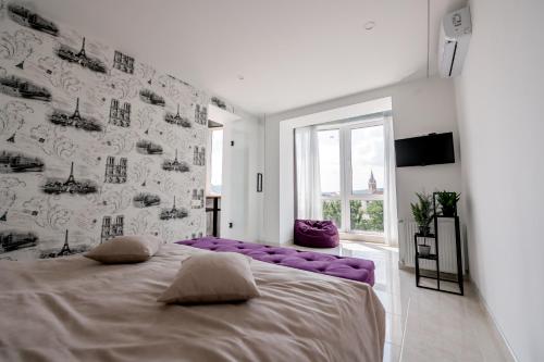 Tempat tidur dalam kamar di Апартаменти OneDay в ценрі Чорткова