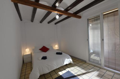 ein Schlafzimmer mit einem weißen Bett und einem großen Fenster in der Unterkunft Design Club Reus in Reus