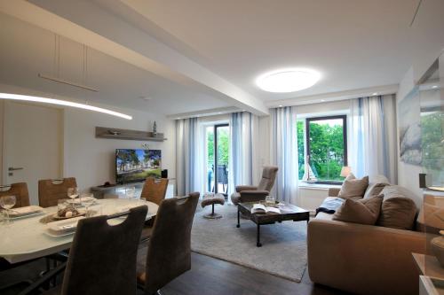 ein Wohnzimmer mit einer Couch und einem Tisch in der Unterkunft Meersinfonie Binzprora by Rujana in Binz