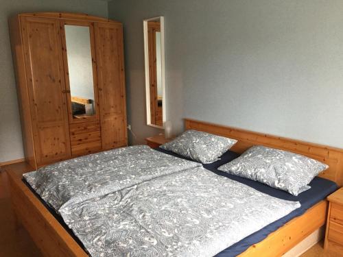 1 dormitorio con 1 cama y 2 almohadas en Ferienwohnung Katrin, en Kelberg