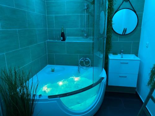 niebieska łazienka z wanną i umywalką w obiekcie La cabane voyage w Rouen