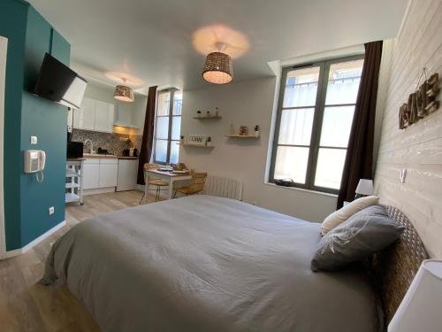 sypialnia z dużym łóżkiem i kuchnią w obiekcie La cabane voyage w Rouen