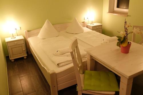 A bed or beds in a room at Hirt's Brau-& Gasthof
