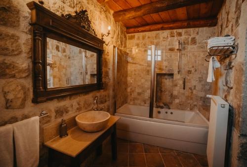 Bilik mandi di Dere Suites Cappadocia