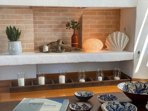 a kitchen counter with a pottery pottery pottery pottery pottery at Niriedes Hotel in Platis Gialos