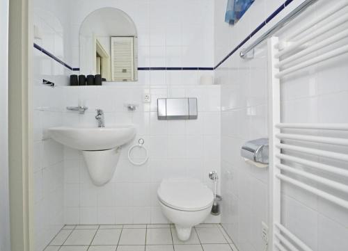 バンシンにあるFerienanlage Bansin Seepferdchen 1の白いバスルーム(トイレ、シンク付)