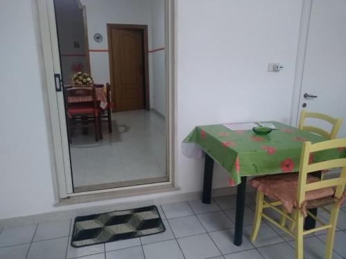 a table and chairs in a room with a mirror at Il sole in Maruggio