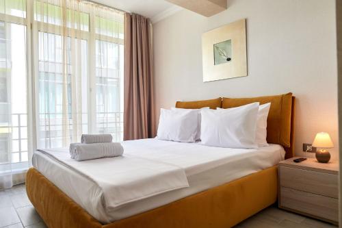 En eller flere senge i et værelse på Berlin luxury apartment Spa n Pool Beach resort