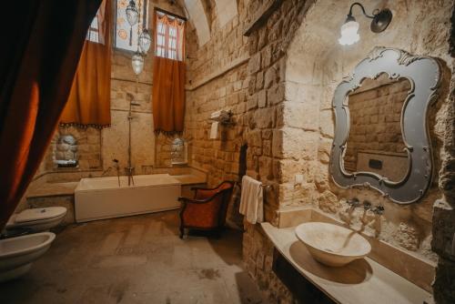 Bilik mandi di Dere Suites Cappadocia